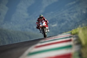 C罗迎来十赛季出色发挥，中国队观众热烈欢呼！热度持续攀升